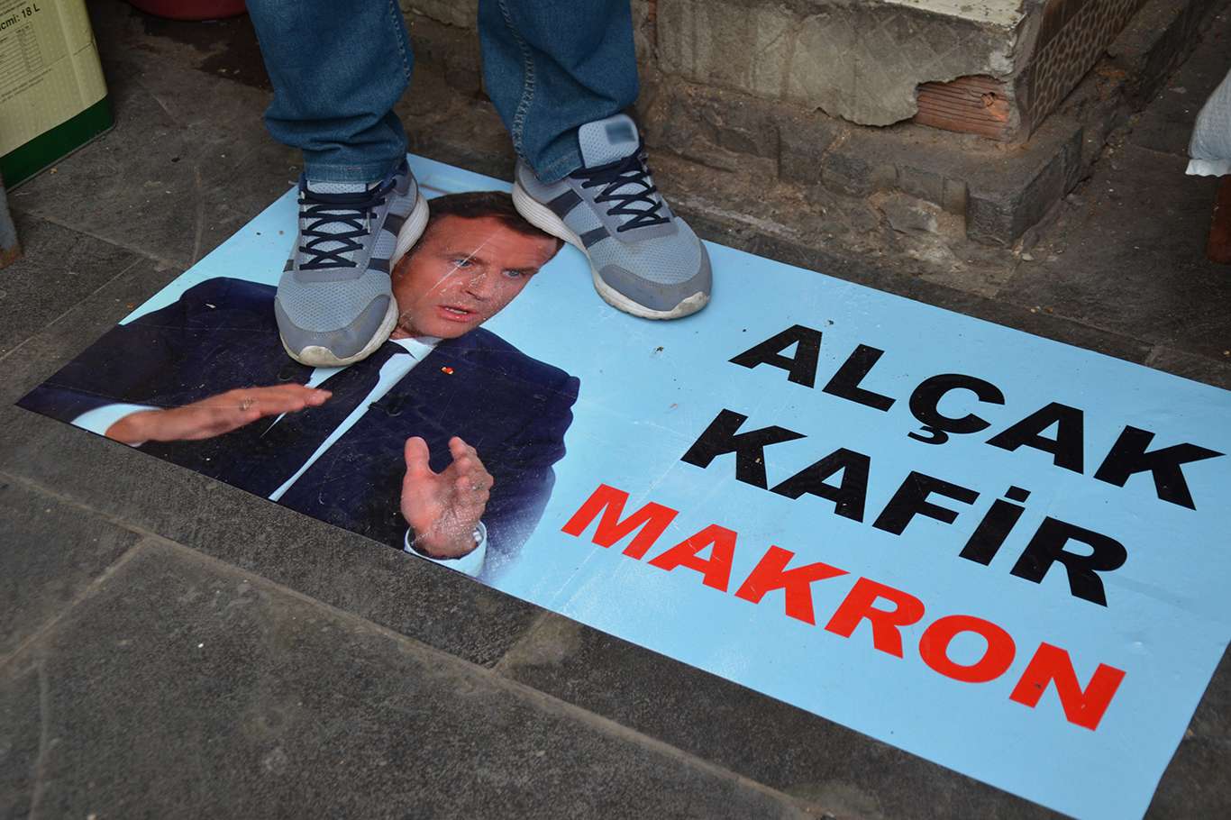 Diyarbakırlılar Macron'nun posterini ayaklar altına aldı